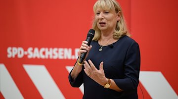 Petra Köpping (SPD), Sozialministerin von Sachsen, spricht im Herbert-Wehner-Haus. / Foto: Robert Michael/dpa