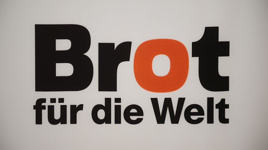 Der Schriftzug «Brot für die Welt» des Hilfswerks. / Foto: picture alliance / Marijan Murat/dpa