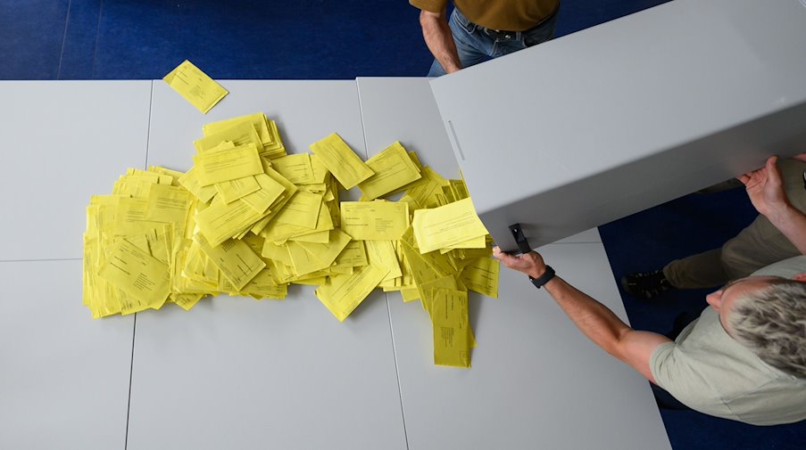 Stimmzettelumschläge für eine Briefwahl werden aus einer Wahlurne geschüttet. / Foto: Robert Michael/dpa/Symbolbild