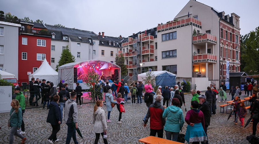 Zahlreiche Besucher trotzen dem Regen beim «Tag der Sachsen» am Freitagabend. / Foto: Jan Woitas/dpa