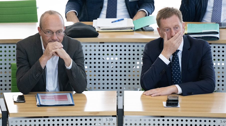 Вольфрам Гюнтер (ліворуч, Bündnis90/Die Grünen) і Міхаель Кречмер (ХДС) сидять у земельному парламенті / Фото: Sebastian Kahnert/dpa