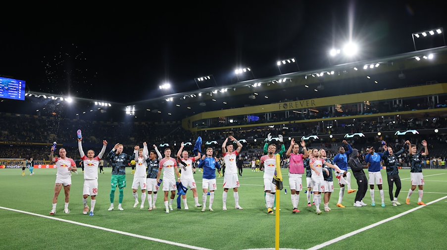 Leipzig's players celebrate after winning the match / Photo: Jan Woitas/dpa