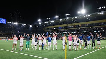 Leipzigs Spieler feiern nach der gewonnenen Partie. / Foto: Jan Woitas/dpa