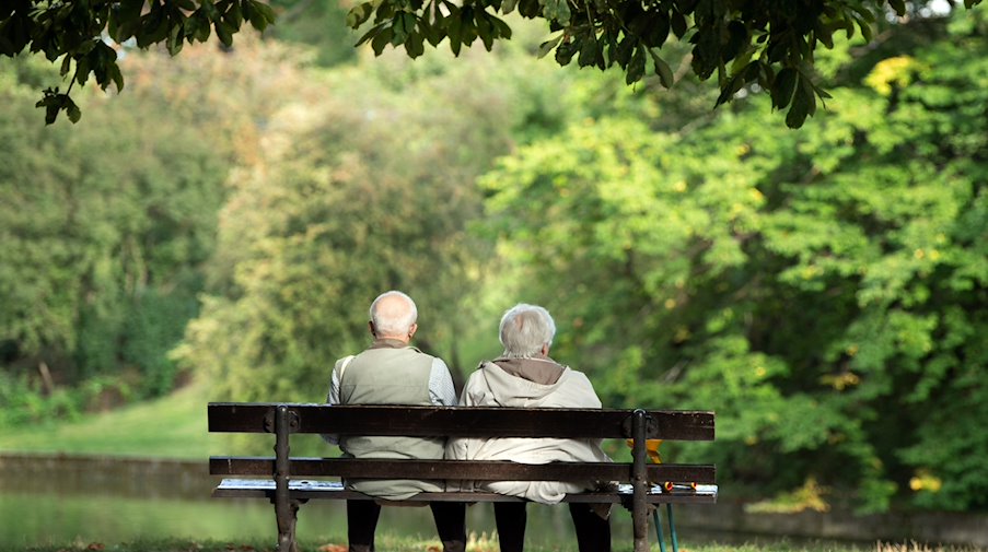 Zwei Rentner sitzen auf einer Bank. / Foto: Sebastian Kahnert/dpa-Zentralbild/dpa/Symbolbild