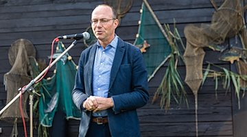 Landwirtschaftsminister Wolfram Günther (Grüne) spricht ein Grußwort zur Eröffnung der Lausitzer Fischwochen. / Foto: Frank Hammerschmidt/dpa