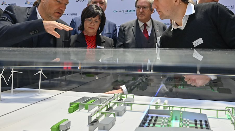 Robert Habeck (l) informs himself about the model of the future hydrogen reference power plant Lausitz in the industrial area Schwarze Pumpe. / Photo: Patrick Pleul/dpa/Archivbild