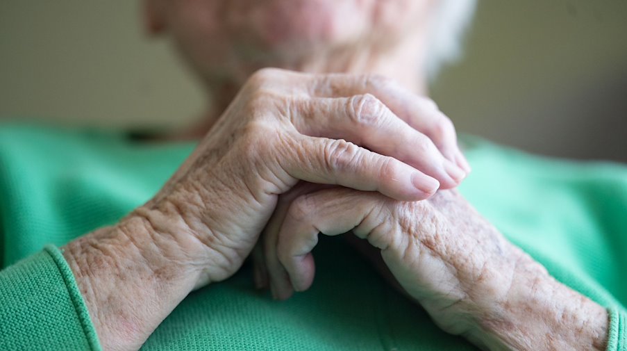 Eine Seniorin faltet ihre Hände. / Foto: Marijan Murat/dpa