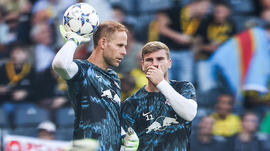 Гравець "Лейпцига" Тімо Вернер (праворуч) і воротар Петер Гулачі розмовляють / Фото: Jan Woitas/dpa