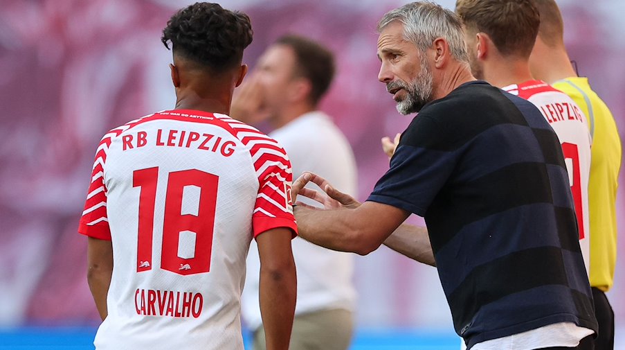 Leipzigs Trainer Marco Rose spricht mit Spieler Fabio Carvalho. / Foto: Jan Woitas/dpa