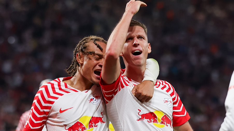 Los jugadores del Leipzig Xavi Simons (i) y Dani Olmo celebran tras marcar un gol / Foto: Jan Woitas/dpa
