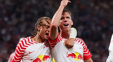 Leipzigs Spieler Xavi Simons (l) und Dani Olmo jubeln nach einem Treffer. / Foto: Jan Woitas/dpa