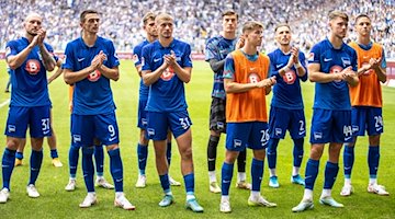 Soccer: 2. Bundesliga, 1. FC Magdeburg - Hertha BSC, Matchday 5, MDCC-Arena. Hertha BSC players thank the spectators in disappointment after the defeat. / Photo: Andreas Gora/dpa