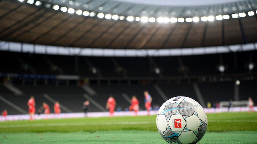 М'яч лежить на газоні / Фото: Stuart Franklin/Getty Images Europe/Pool/dpa/Symbolbild