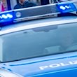 Ein Streifenwagen der Polizei ist mit Blaulicht im Einsatz. / Foto: Jens Büttner/dpa/Symbolbild