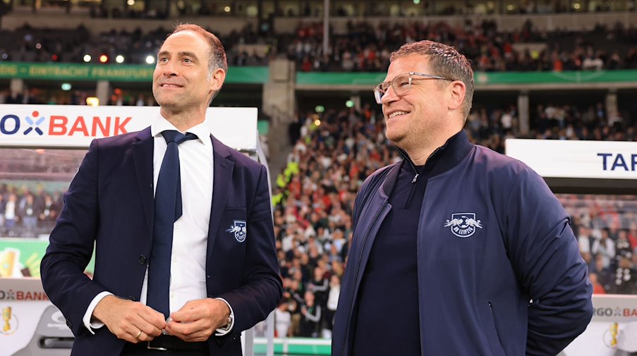 Max Eberl (r) and Oliver Mintzlaff, managing director, Red Bull GmbH. / Photo: Jan Woitas/dpa/Archive