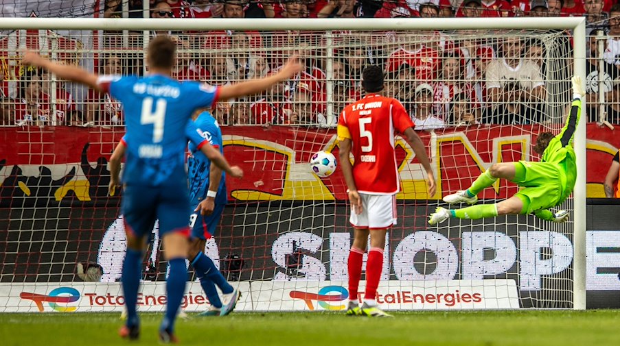 Der Ball von Leipzigs Simons landet im Tor zum 1:0. / Foto: Andreas Gora/dpa