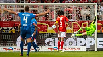 Der Ball von Leipzigs Simons landet im Tor zum 1:0. / Foto: Andreas Gora/dpa