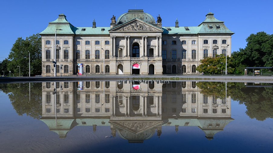 The Japanese Palace reflected in a fountain. / Photo: Robert Michael/dpa