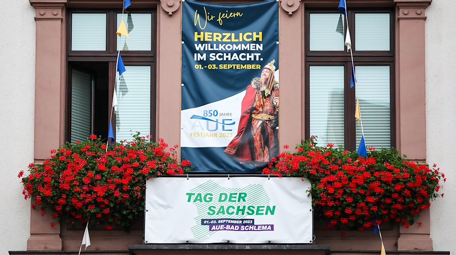 Plakate weisen am Rathaus auf den «Tag der Sachsen» hin. / Foto: Jan Woitas/dpa