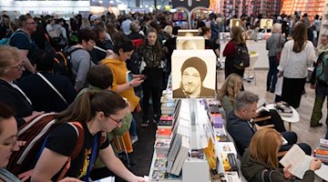 Besucherinnen und Besucher der Leipziger Buchmesse schauen sich am Stand des Ullstein Verlages um. / Foto: Hendrik Schmidt/dpa/Archivbild