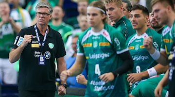 Leipzigs Cheftrainer Runar Sigtryggsson und seine Spieler jubeln. / Foto: Jan Woitas/dpa