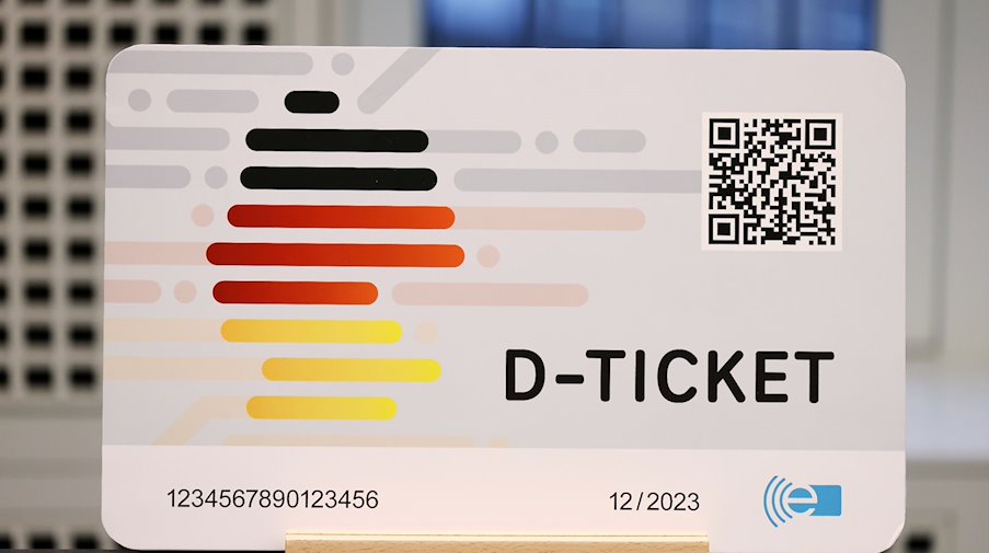 A model of the Germany ticket. / Photo: David Young/dpa/Symbolbild