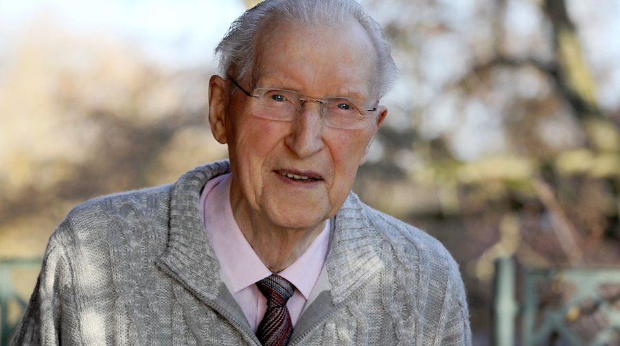 Uwe Holmer, Theologe und Pfarrer, bei einem Spaziergang vor seinem Haus. / Foto: Bernd Wüstneck/dpa-Zentralbild/dpa/Archivbild