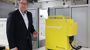 Uwe Ahrens, miembro del consejo de administración de Altech Advanced Materials, delante de una batería de estado sólido en Fraunhofer IKTS. / Foto: Steffen Rasche/Altech Advanced Materials/dpa/archive image