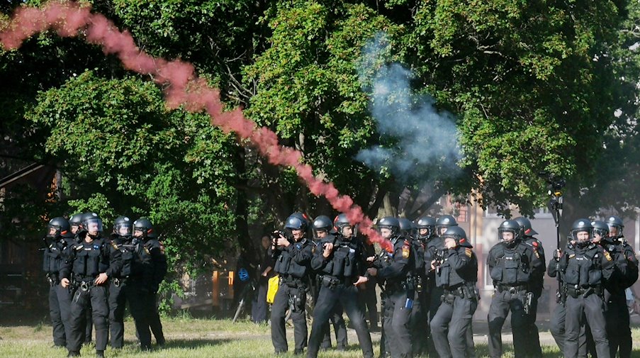 Police officers are pelted with pyrotechnics during a left-wing demonstration. / Photo: Sebastian Willnow/dpa