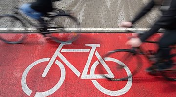 Radfahrer fahren auf einem Radweg. / Foto: Friso Gentsch/dpa/Symbolbild