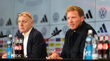Новий тренер збірної Юліан Нагельсманн (праворуч) розмовляє з президентом DFB Берндом Нойендорфом / Фото: Jörg Halisch/dpa
