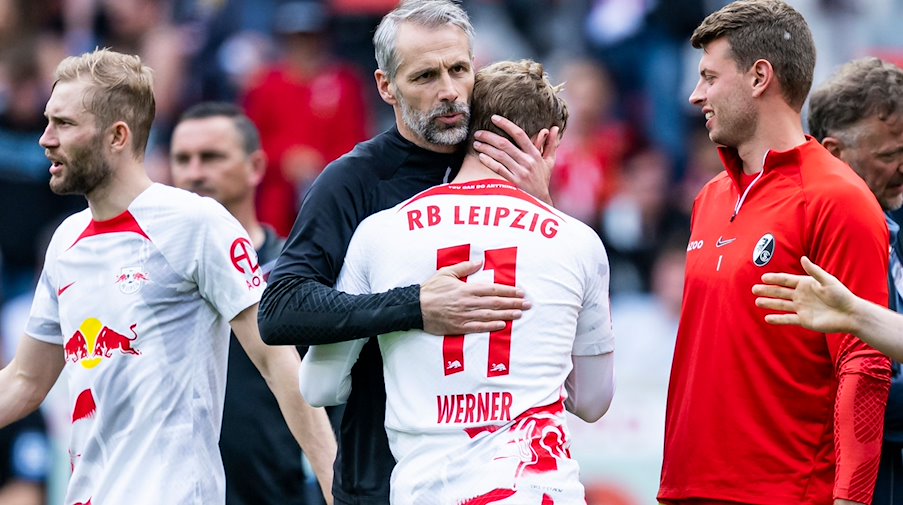 Leipzigs Trainer Marco Rose (l) und Leipzigs Timo Werner (r) nach dem Spiel. / Foto: Tom Weller/dpa
