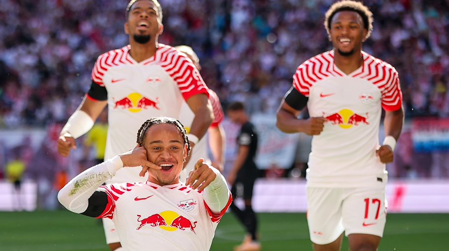 Los jugadores del Leipzig Benjamin Henrichs (i-d), Xavi Simons y Lois Openda celebran tras un gol de Simons / Foto: Jan Woitas/dpa