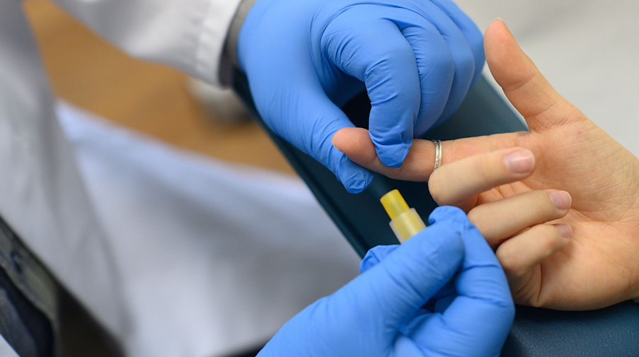 Im Labor wird die Blutentnahme für einen HIV-Test demonstriert. / Foto: Klaus-Dietmar Gabbert/dpa