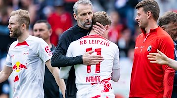 Leipzigs Trainer Marco Rose (l) und Leipzigs Timo Werner (r) nach dem Spiel. / Foto: Tom Weller/dpa/Archivbild
