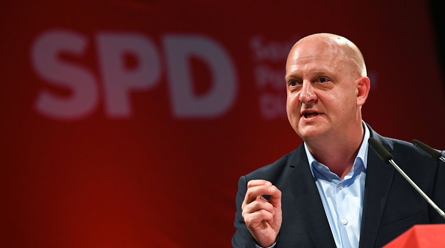 Der bestätigte Landesvorsitzender Henning Homann redet auf einem Landesparteitag der SPD Sachsen. / Foto: Heiko Rebsch/dpa