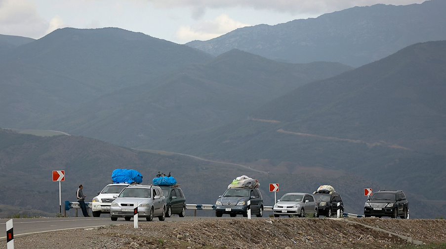 Ein Autokonvoi ethnischer Armenier aus Berg-Karabach. / Foto: Vasily Krestyaninov/AP/dpa