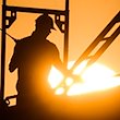 Ein Bauarbeiter mit einem Gasbrenner beim Bau eines Mehrfamilienhauses. / Foto: Julian Stratenschulte/dpa/Symbolbild