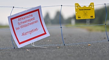 An electric fence with a note is stretched across a road / Photo: Patrick Pleul/dpa/Symbolbild