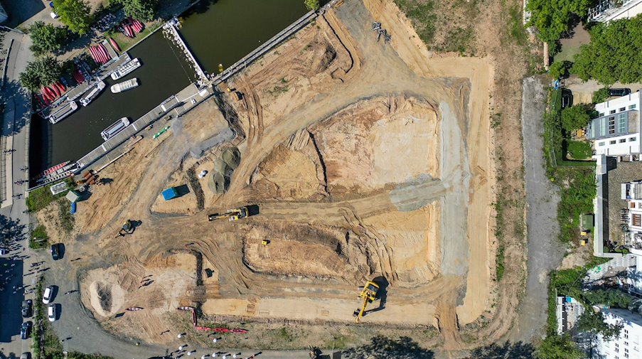 Excavadoras y vehículos de construcción en las obras de la futura dársena del puerto de Leipzig / Foto: Jan Woitas/dpa