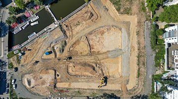 Excavadoras y vehículos de construcción en las obras de la futura dársena del puerto de Leipzig / Foto: Jan Woitas/dpa