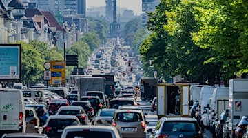 Cars, trucks and delivery vehicles are stuck in a traffic jam / Photo: Michael Kappeler/dpa/Symbolbild