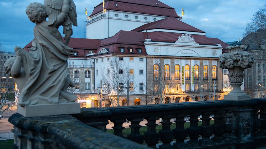 Blick auf das Dresdner Schauspielhaus vom Zwinger während der Morgendämmerung. / Foto: Robert Michael/dpa-Zentralbild/dpa/Archivbild