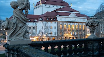 View of the Dresden Schauspielhaus from the Zwinger during the dawn / Photo: Robert Michael/dpa-Zentralbild/dpa/Archivbild