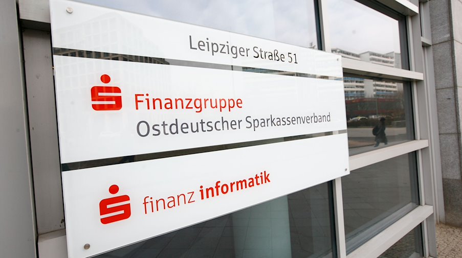 Ein Firmenschild der Finanzgruppe Ostdeutscher Sparkassenverband (OSV). / Foto: picture alliance / dpa / Archivbild