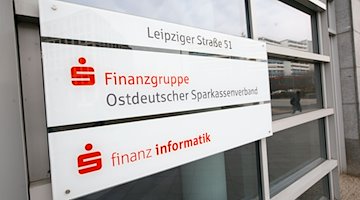 Ein Firmenschild der Finanzgruppe Ostdeutscher Sparkassenverband (OSV). / Foto: picture alliance / dpa / Archivbild