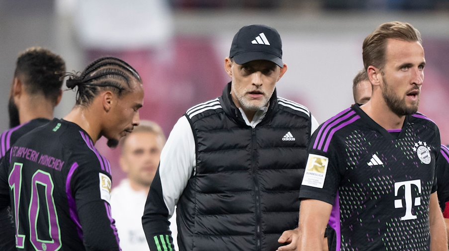 Leroy Sane (i), Harry Kane (d) y Thomas Tuchel, entrenador del Bayern / Foto: Hendrik Schmidt/dpa