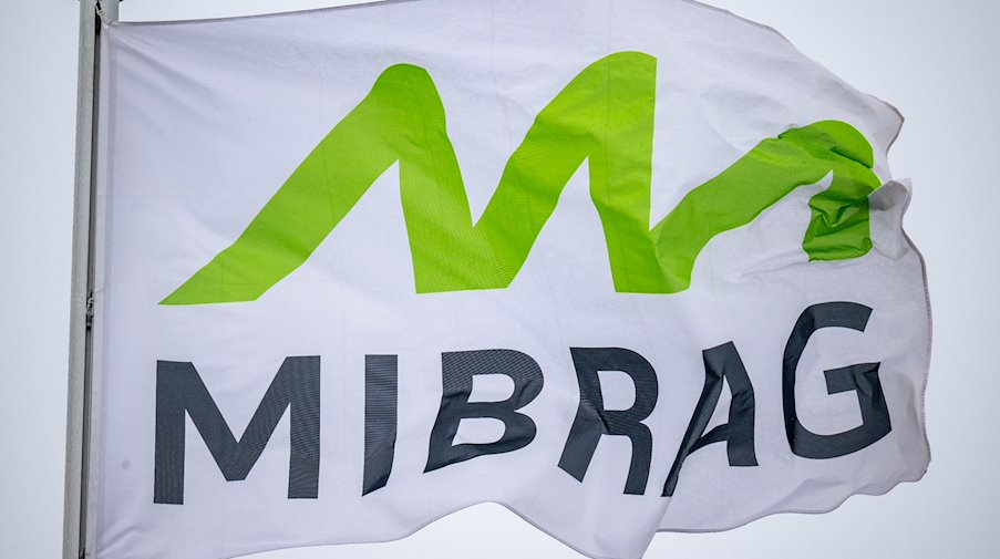 Eine Fahne mit dem Logo der Mitteldeutschen Braunkohlengesellschaft mbH (Mibrag) weht. / Foto: Hendrik Schmidt/dpa