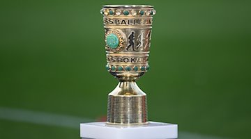 Der Pokal steht vor dem Spiel im Stadion. / Foto: Swen Pförtner/dpa/Archivbild