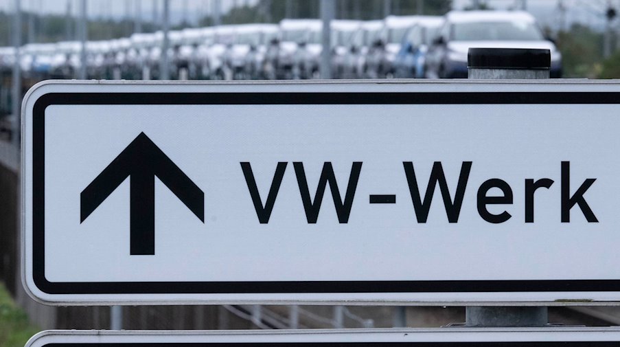 Ein Schild weist den Weg zum Werk von Volkswagen in Zwickau. / Foto: Hendrik Schmidt/dpa/Archivbild